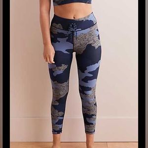 AERIE HIGH RISE ATHLETIC CAMO LEGGINGS IN BLUE GREY size M